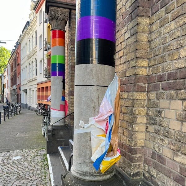 Unbekannte haben die Pride-Farben an der Kirche in Deutz zerstört.