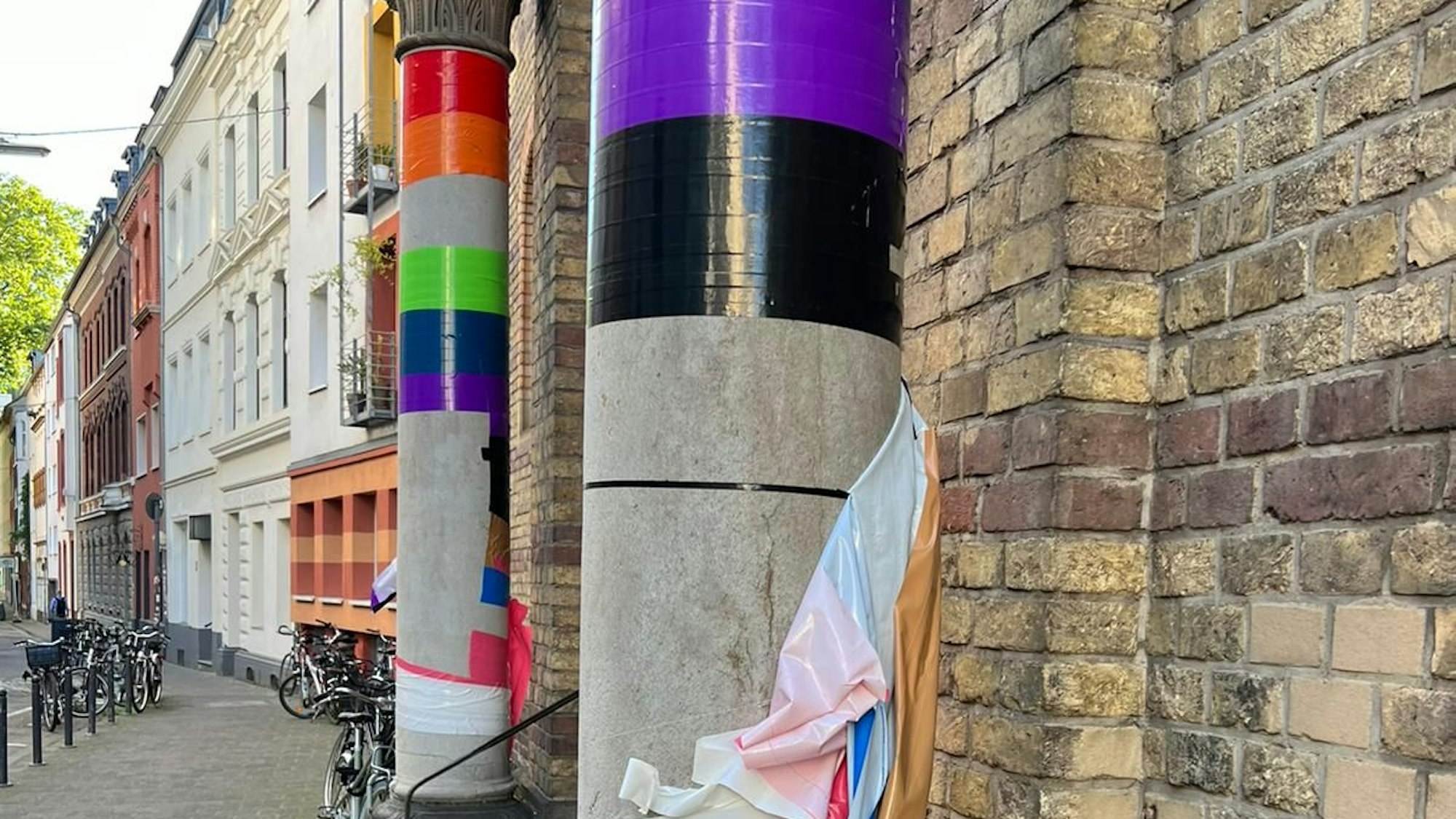 Unbekannte haben die Pride-Farben an der Kirche in Deutz zerstört.