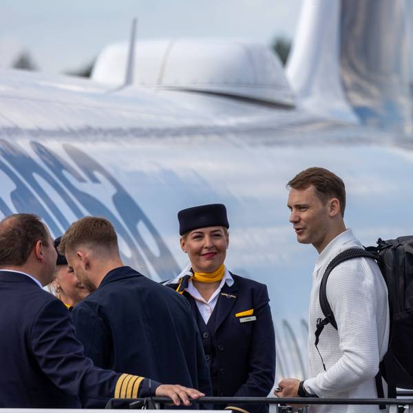 Abreise DFB-Team zum Länderspiel nach Düsseldorf Abreise der DFB-Fußball-Nationalmannschaft vom Flughafen Nürnberg nach Düsseldorf. In Mönchengladbach findet am 07.06.2024 das letzte Länderspiel Deutschland gegen Griechenland vor dem Beginn der Fußball-Europameisterschaft 2024 statt Nürnberg Flughafen Bayern Deutschland *** Departure of the DFB team for the international match to Düsseldorf Departure of the DFB national soccer team from Nuremberg Airport to Düsseldorf The last international match between Germany and Greece before the start of the 2024 European Football Championship will take place in Mönchengladbach on 07 06 2024 Nuremberg Airport Bavaria Germany 0504457163st