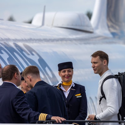 Abreise DFB-Team zum Länderspiel nach Düsseldorf Abreise der DFB-Fußball-Nationalmannschaft vom Flughafen Nürnberg nach Düsseldorf. In Mönchengladbach findet am 07.06.2024 das letzte Länderspiel Deutschland gegen Griechenland vor dem Beginn der Fußball-Europameisterschaft 2024 statt Nürnberg Flughafen Bayern Deutschland *** Departure of the DFB team for the international match to Düsseldorf Departure of the DFB national soccer team from Nuremberg Airport to Düsseldorf The last international match between Germany and Greece before the start of the 2024 European Football Championship will take place in Mönchengladbach on 07 06 2024 Nuremberg Airport Bavaria Germany 0504457163st