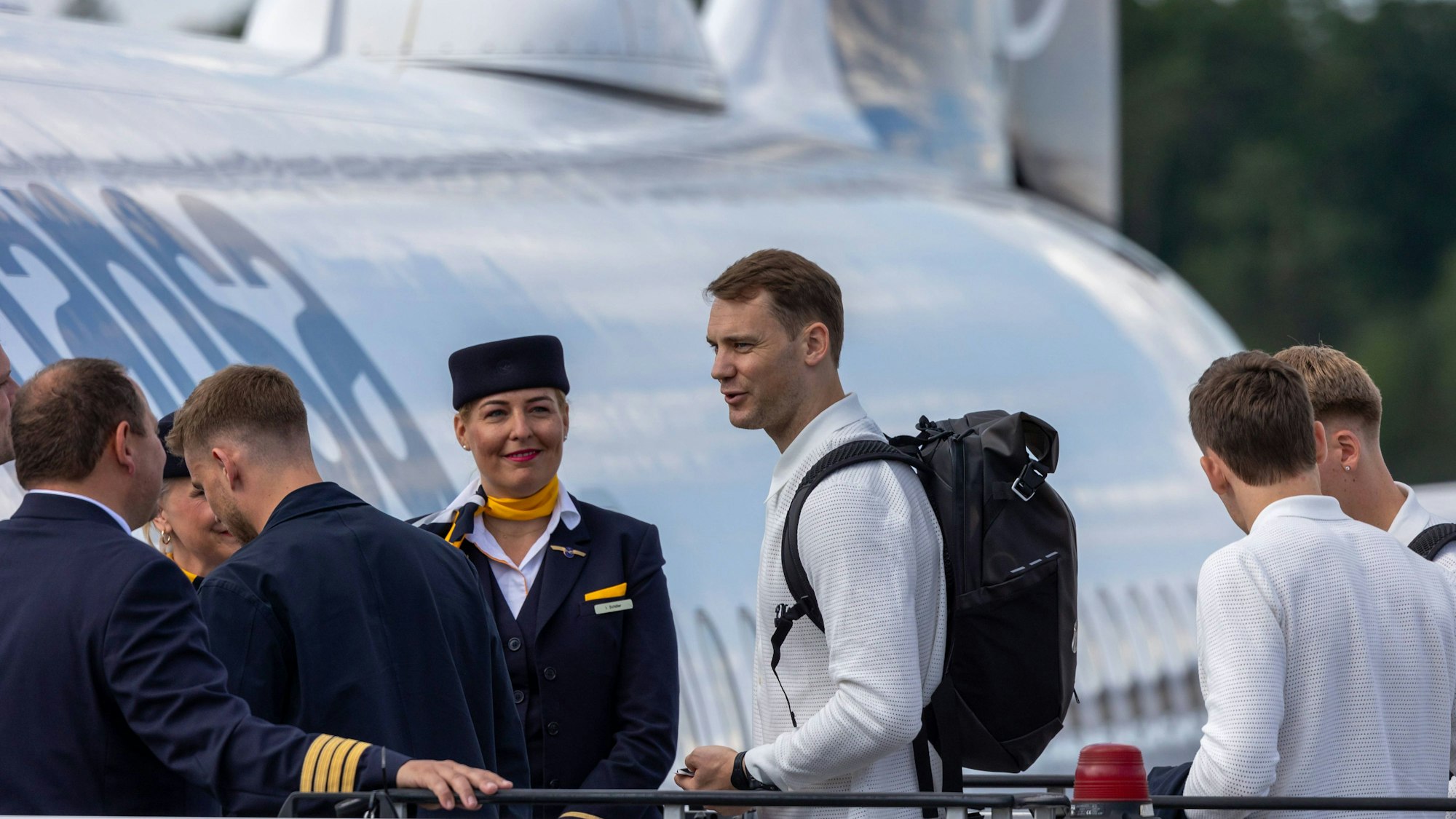 Abreise DFB-Team zum Länderspiel nach Düsseldorf Abreise der DFB-Fußball-Nationalmannschaft vom Flughafen Nürnberg nach Düsseldorf. In Mönchengladbach findet am 07.06.2024 das letzte Länderspiel Deutschland gegen Griechenland vor dem Beginn der Fußball-Europameisterschaft 2024 statt Nürnberg Flughafen Bayern Deutschland *** Departure of the DFB team for the international match to Düsseldorf Departure of the DFB national soccer team from Nuremberg Airport to Düsseldorf The last international match between Germany and Greece before the start of the 2024 European Football Championship will take place in Mönchengladbach on 07 06 2024 Nuremberg Airport Bavaria Germany 0504457163st
