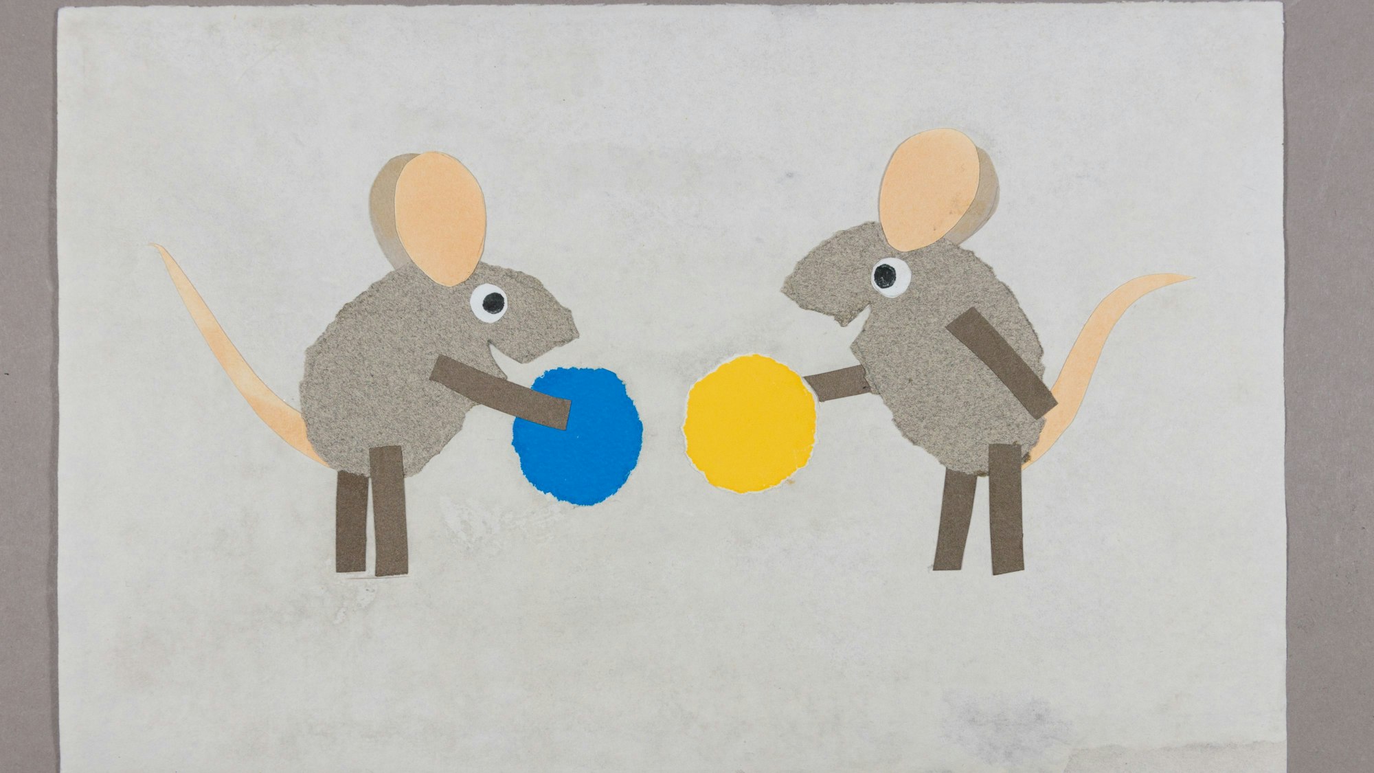 Zwei Mäuse aus Papierstücken halten jeweils eine blaue und eine gelbe Scheibe in der Hand.