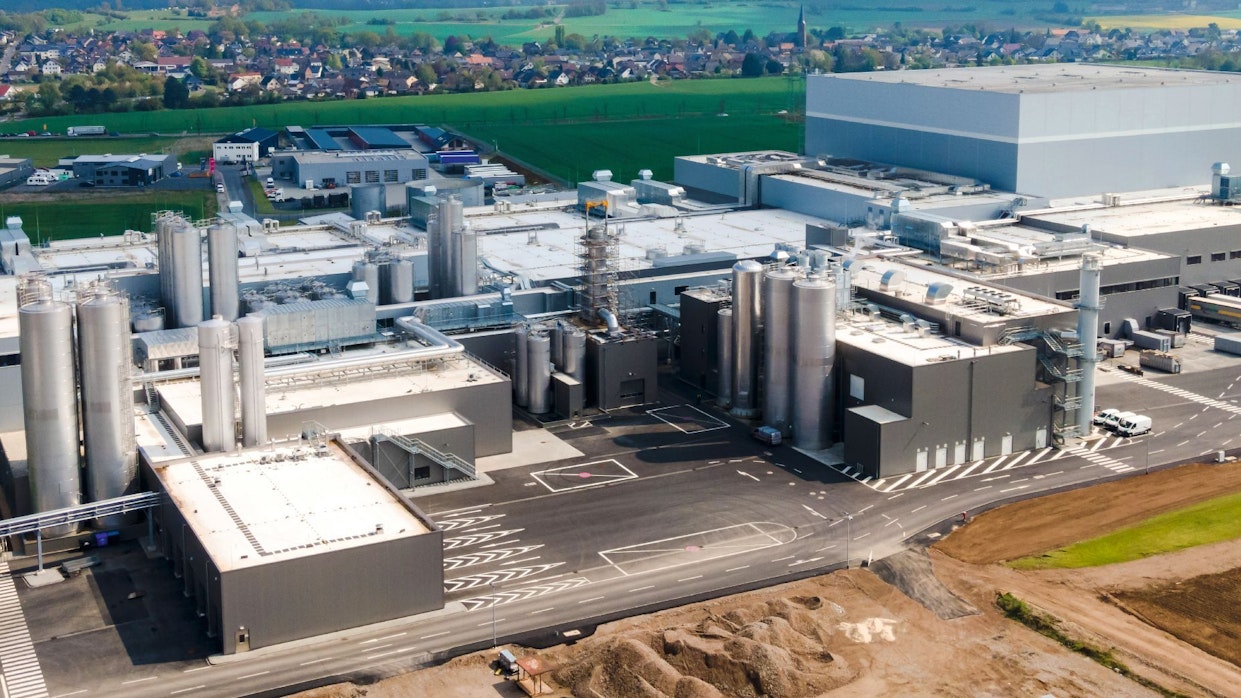 Ein Luftbild zeigt die Hochwald-Molkerei Mechernich, im Hintergrund sind die beiden Ortschaften Obergartzem und Firmenich.