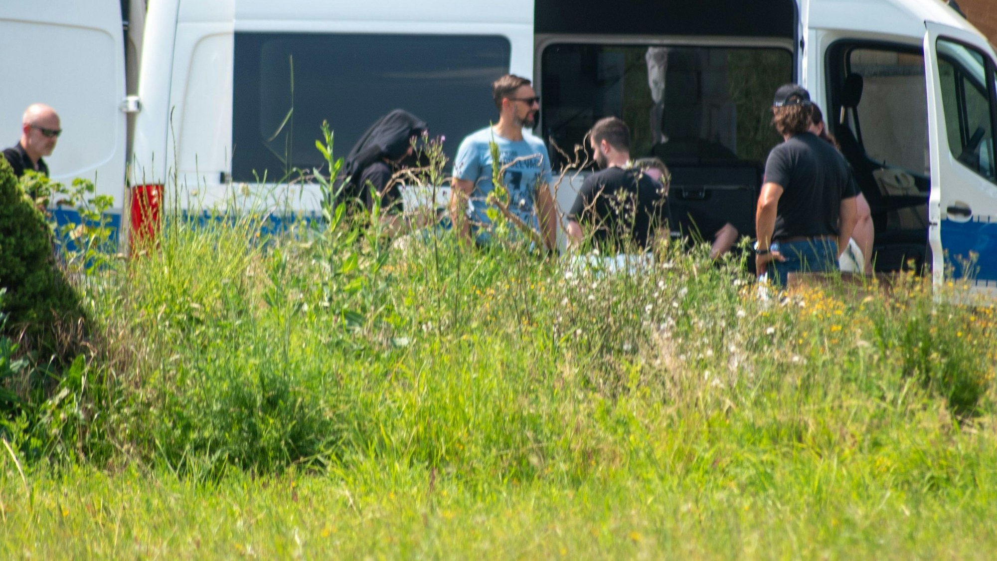 Das Bild zeigt Beamte des Landeskriminalamts während der Ermittlungen.