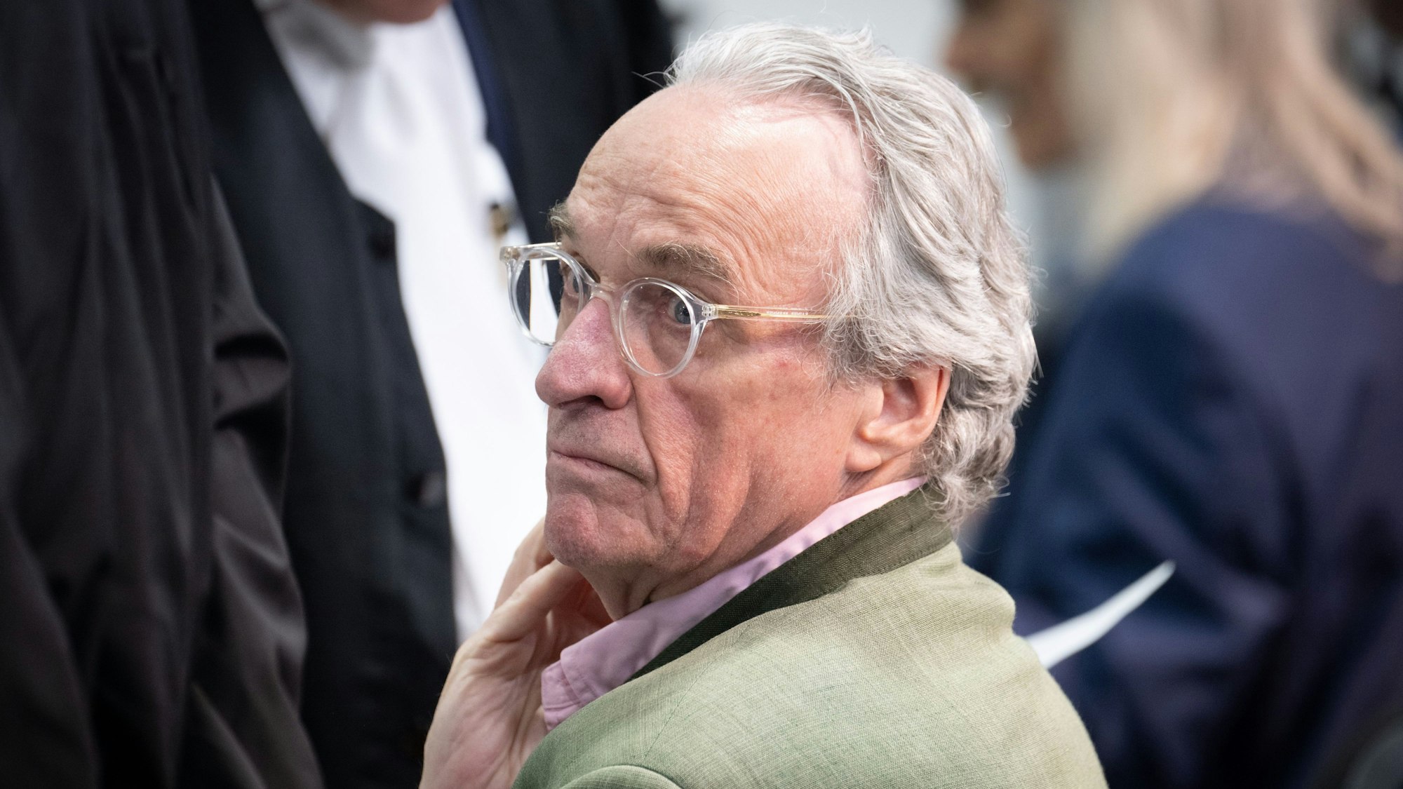 Heinrich XIII. Prinz Reuß, Hauptangeklagter im Prozess gegen eine mutmaßliche „Reichsbürger-Gruppe“ sitzt zwischen seinen Verteidigern auf der Anklagebank. (Archivbild)