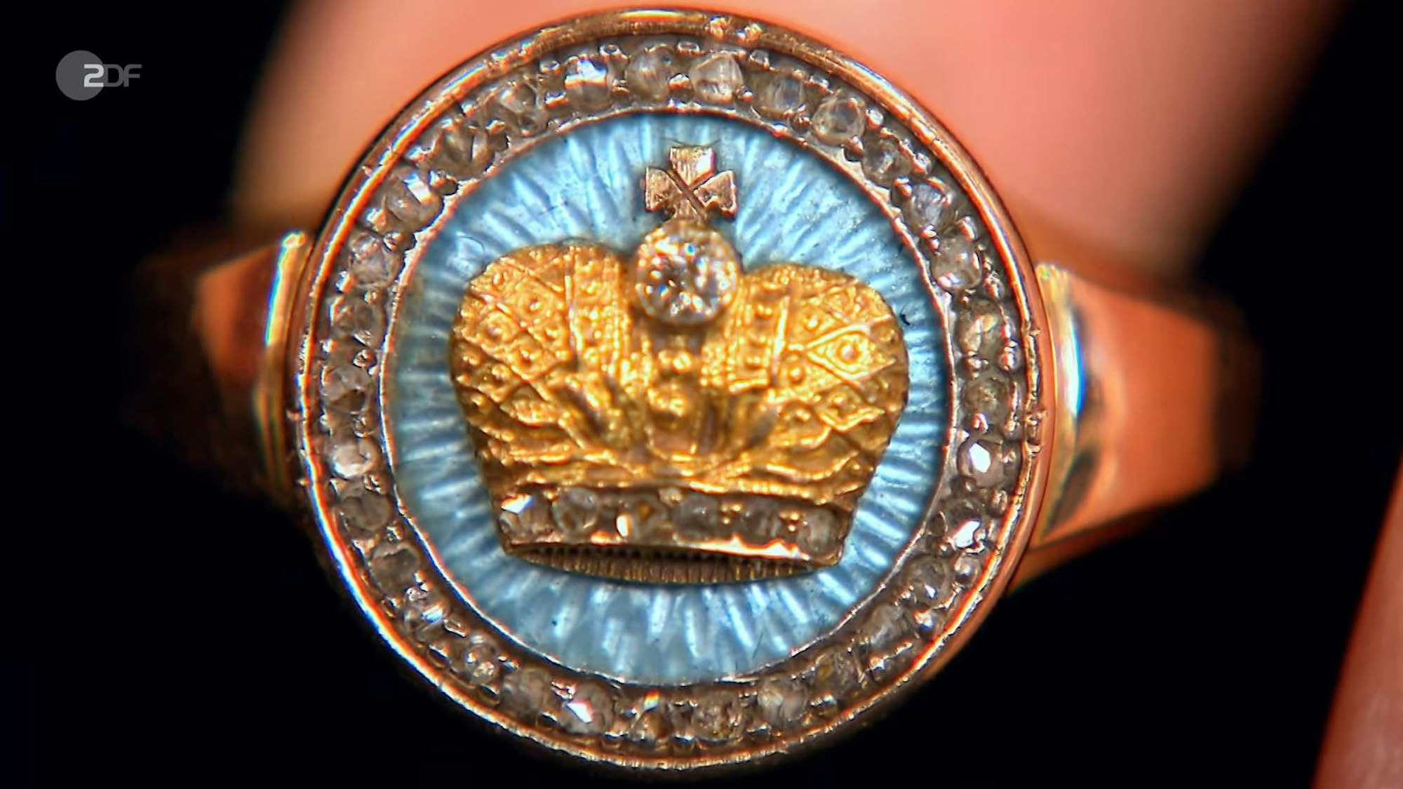 Der auffallende Ring mit Zarenkrone auf blauer Emaille bei „Bares für Rares“.