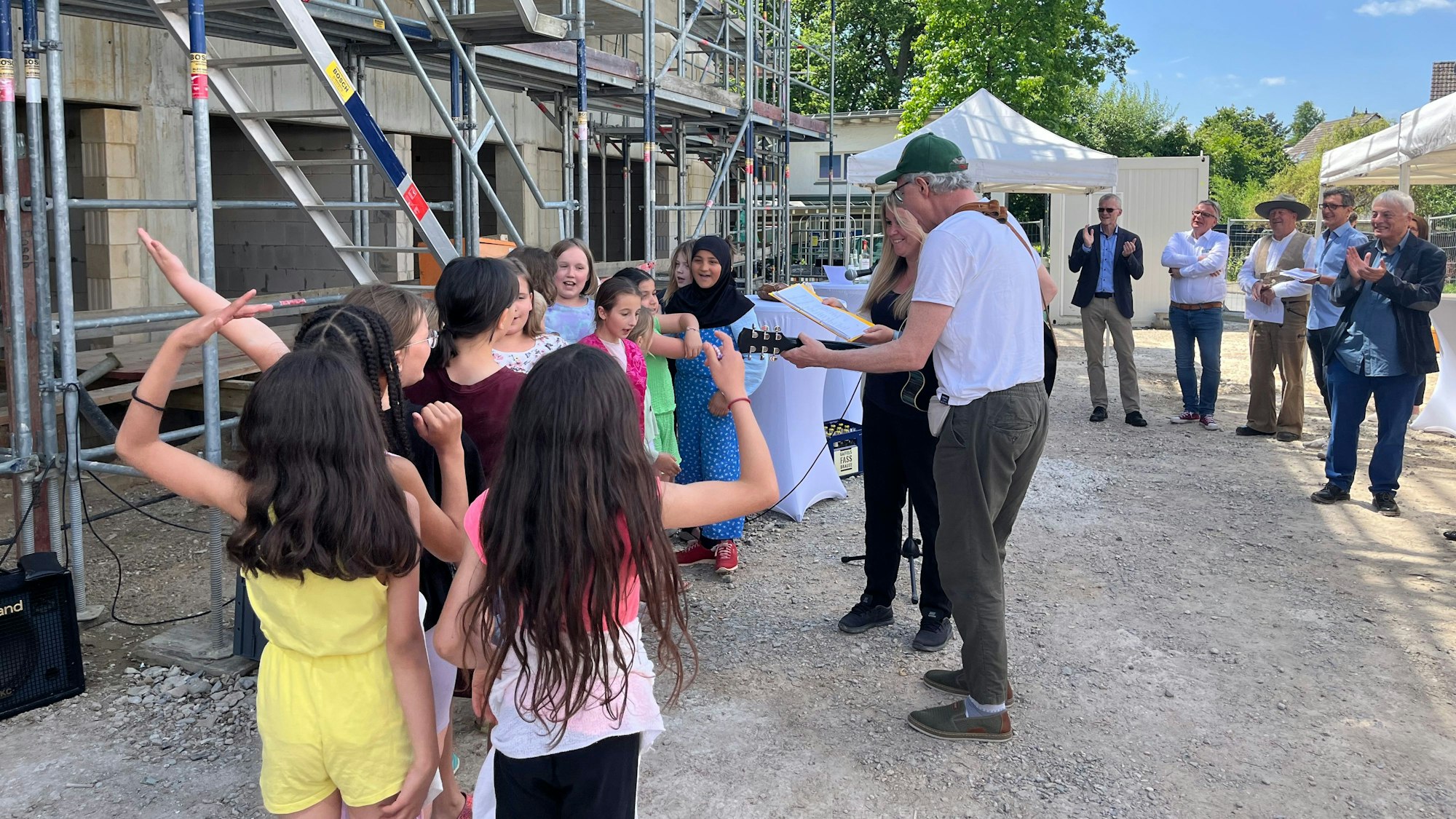 Die Kinder stehen nebeneinander und singen.
