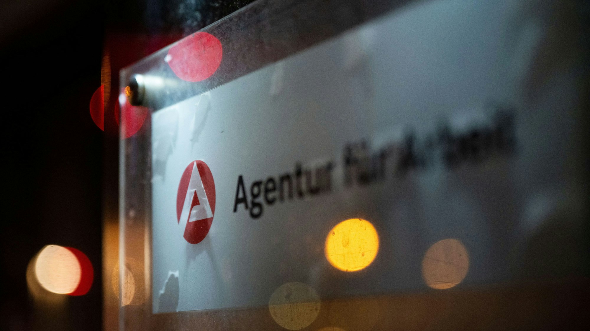 Ein Schild weist auf die Agentur für Arbeit hin.