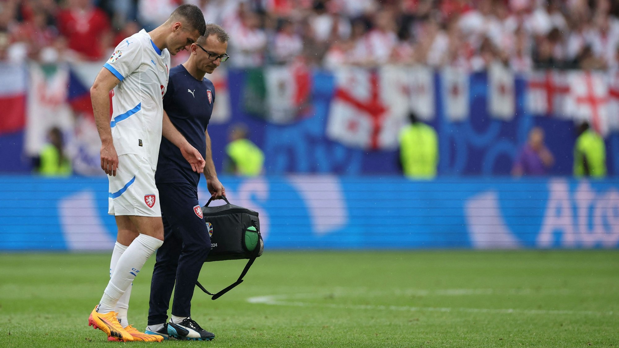 Patrik Schick wird im Spiel seiner Tschechen gegen Georgien verletzt ausgewechselt.