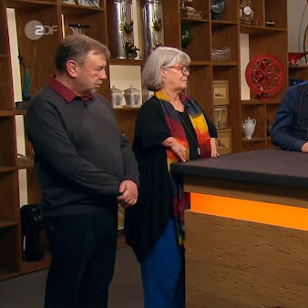 Die Freunde Arno Bielke und Traudel Sommia (v.l.) mit Horst Lichter und Heide Rezepa-Zabel bei „Bares für Rares“.