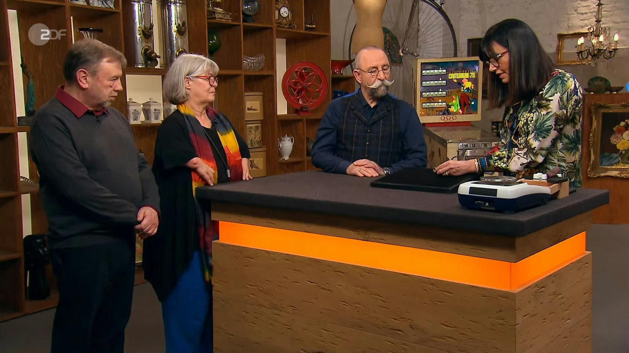 Die Freunde Arno Bielke und Traudel Sommia (v.l.) mit Horst Lichter und Heide Rezepa-Zabel bei „Bares für Rares“.