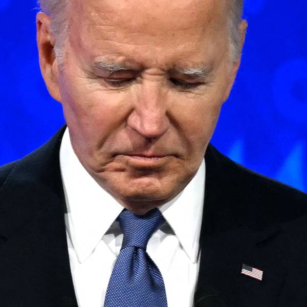 US-Präsident Joe Biden schaut während der ersten Präsidentschaftsdebatte der Wahlen 2024 mit dem republikanischen Präsidentschaftskandidaten Donald Trump nach unten.