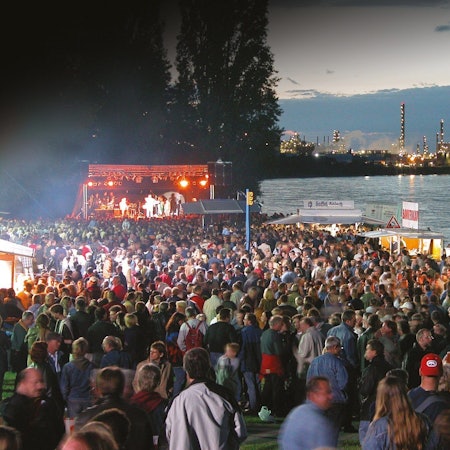 Auf dem Foto ist das Konzertgelände mit Bühne an der NATO-Rampe am Rhein zu sehen.
