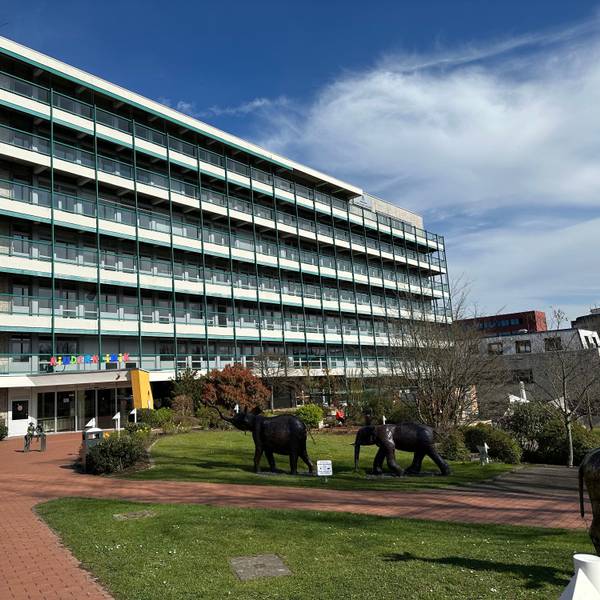 Blick auf das Gebäude der Asklepios Kinderklinik in Sankt Augustin.