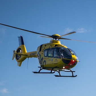 Ein Rettungshubschrauber in der Luft.