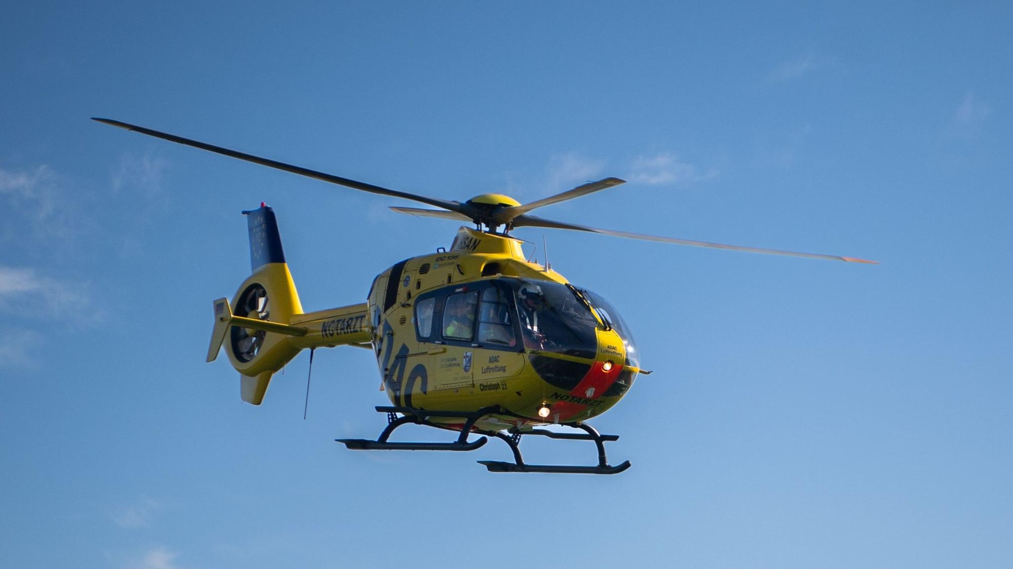 Ein Rettungshubschrauber in der Luft.