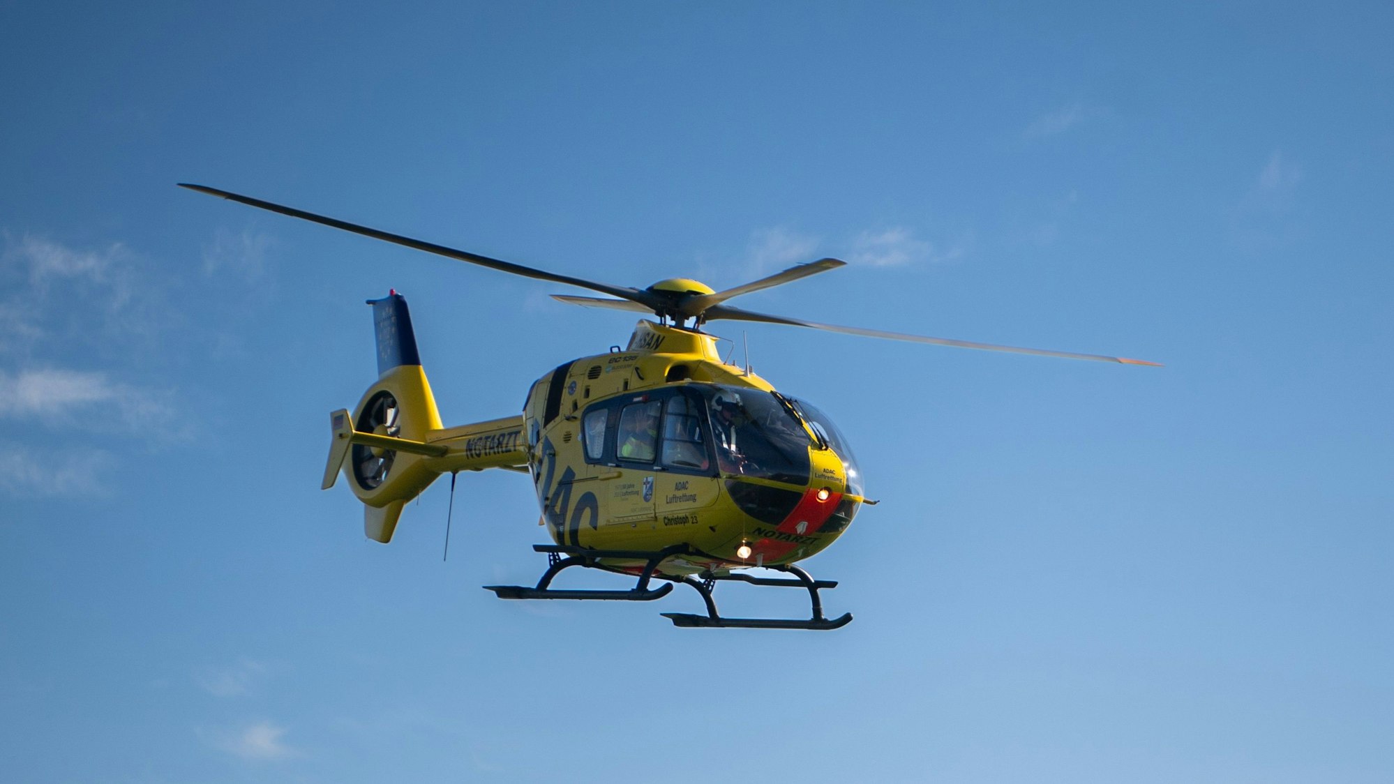 Das Symbolbild zeigt den ADAC-Rettungshubschrauber Christoph 23 vor blauem Himmel.