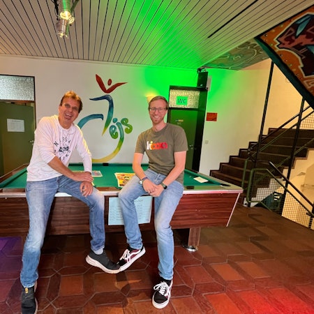 Zwei Männer auf einem Billardtisch