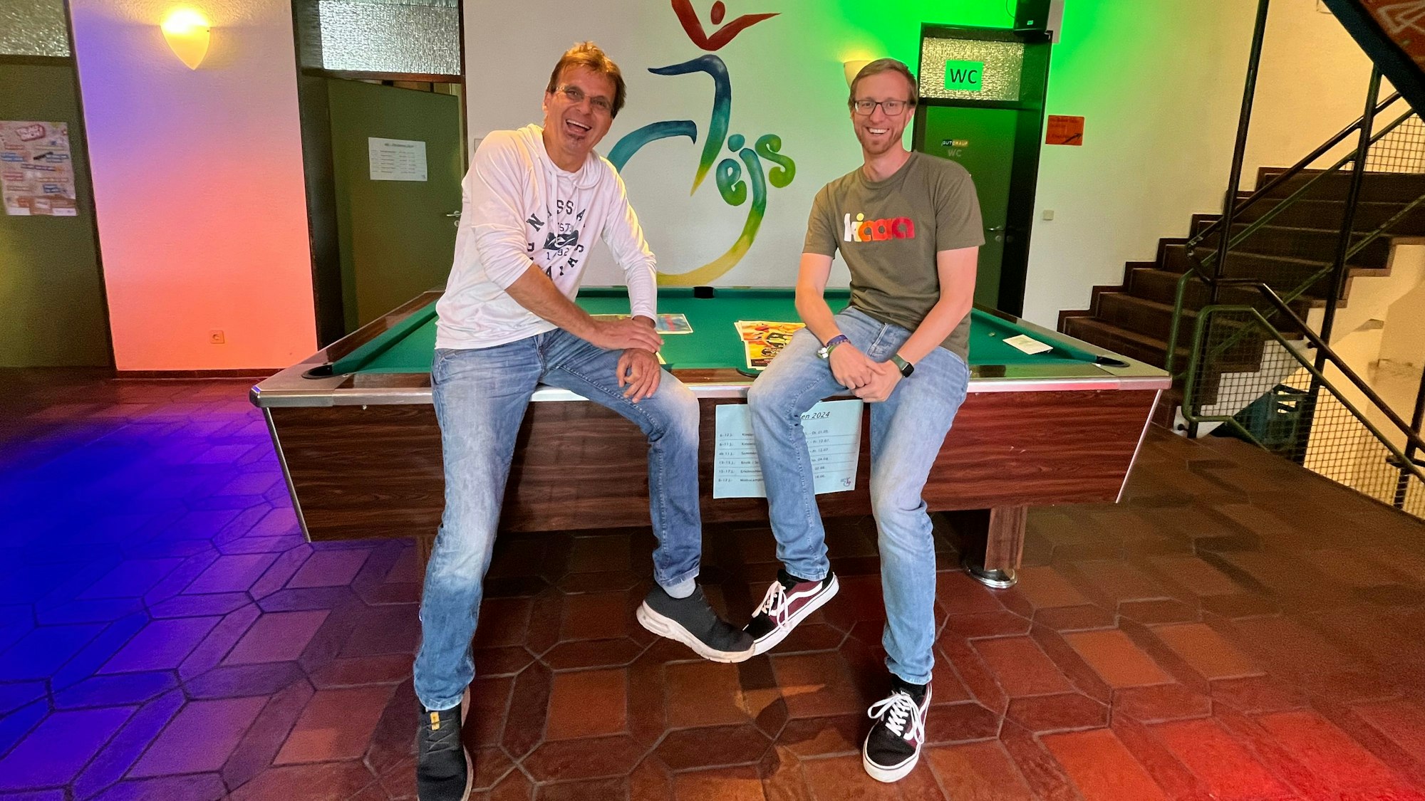 Zwei Männer auf einem Billardtisch