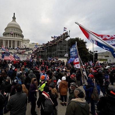 Anhänger von US-Präsident Donald Trump stürmen 2021 das US-Kapitol, wo die Gesetzgeber den Sieg des gewählten Präsidenten Joe Biden bei den Wahlen im November bestätigen sollten. (Archivbild)