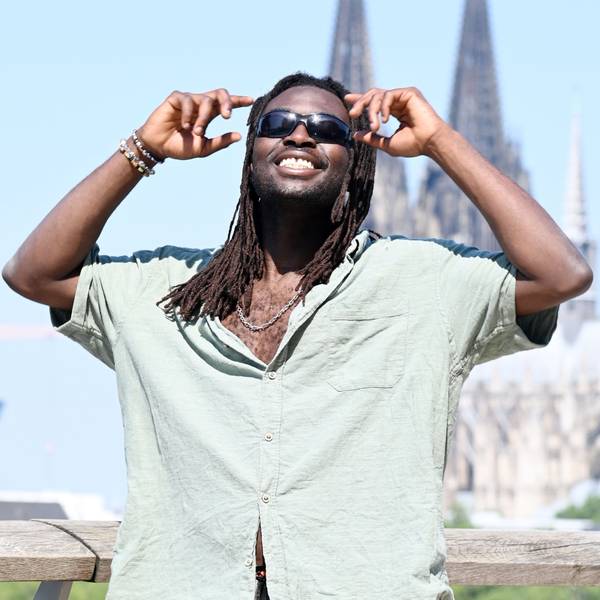 Omar Jatta am Rheinufer vor der Domkulisse