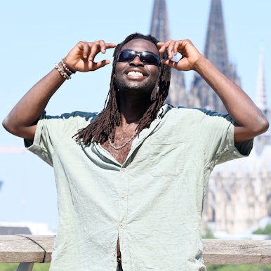 Omar Jatta am Rheinufer vor der Domkulisse