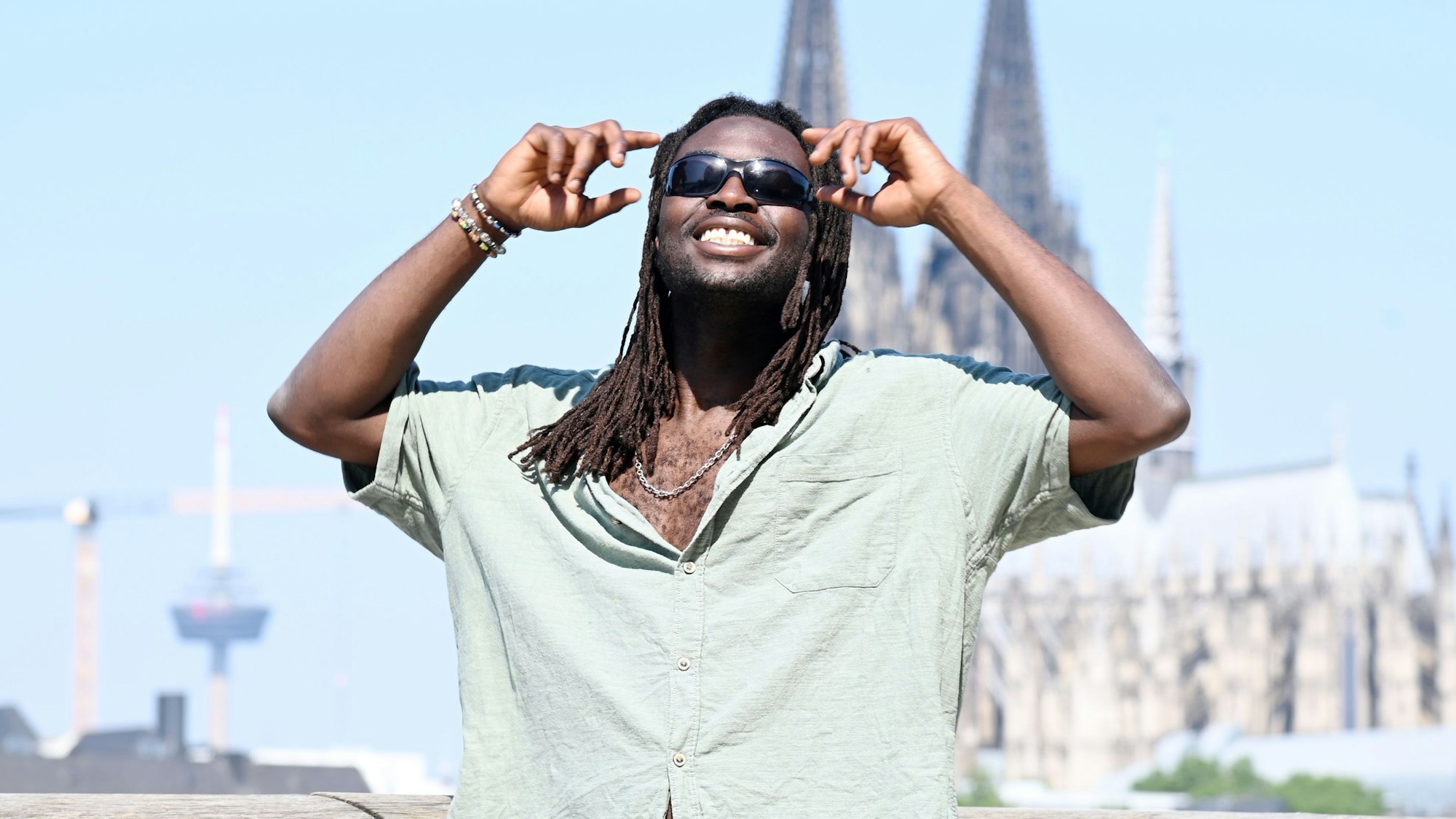 Omar Jatta am Rheinufer vor der Domkulisse