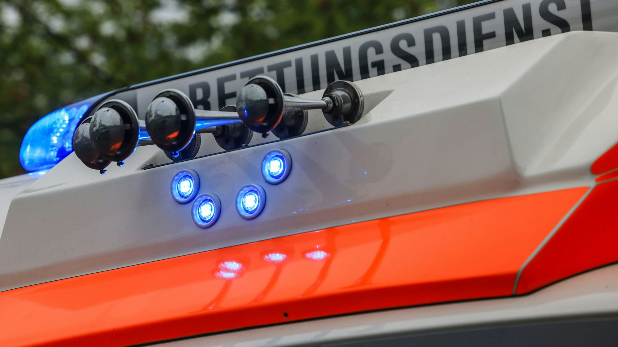 In Köln-Niehl ist am Freitagnachmittag (28. Juni) eine Person gestorben, nachdem die Feuerwehr diese leblos am Rheinufer fand.