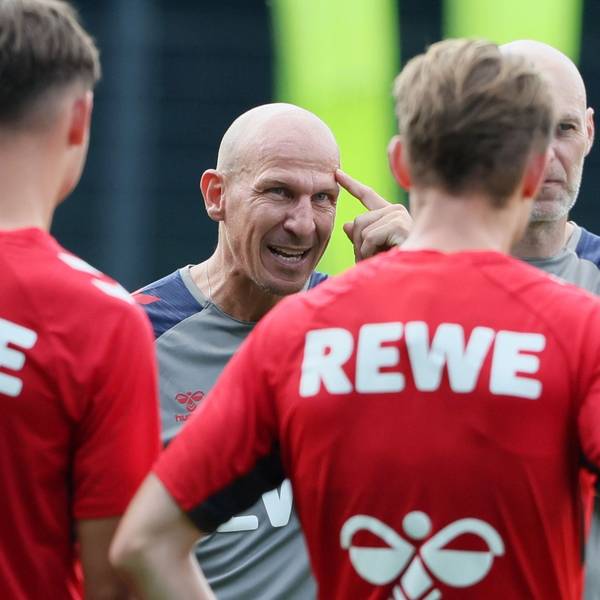 Der neue Kölner Trainer Gerhard Struber gibt den FC-Profis Anweisungen.