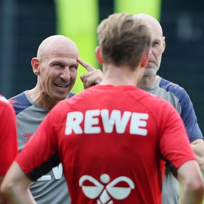 Der neue Kölner Trainer Gerhard Struber gibt den FC-Profis Anweisungen.