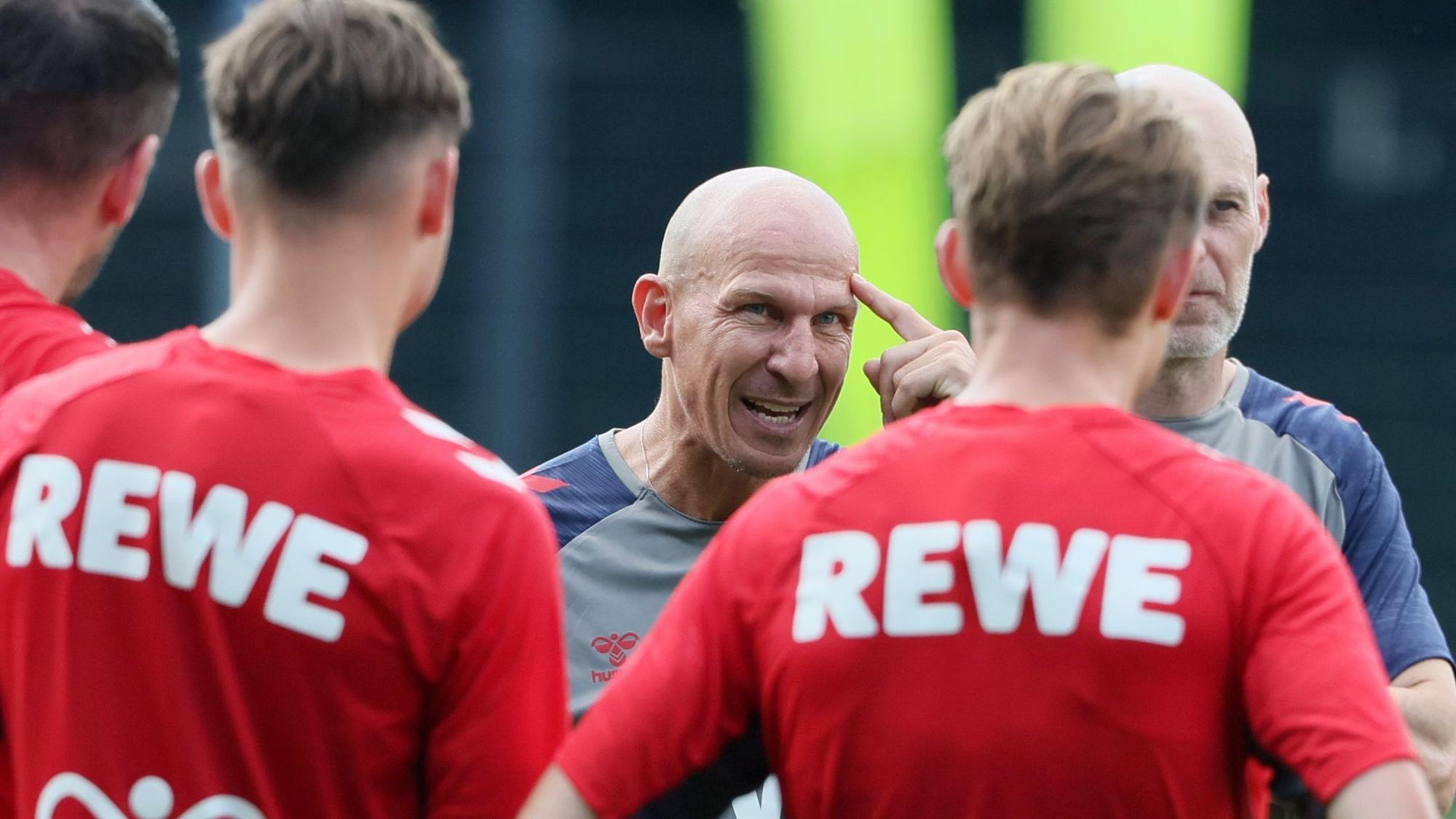 Der neue Kölner Trainer Gerhard Struber gibt den FC-Profis Anweisungen.