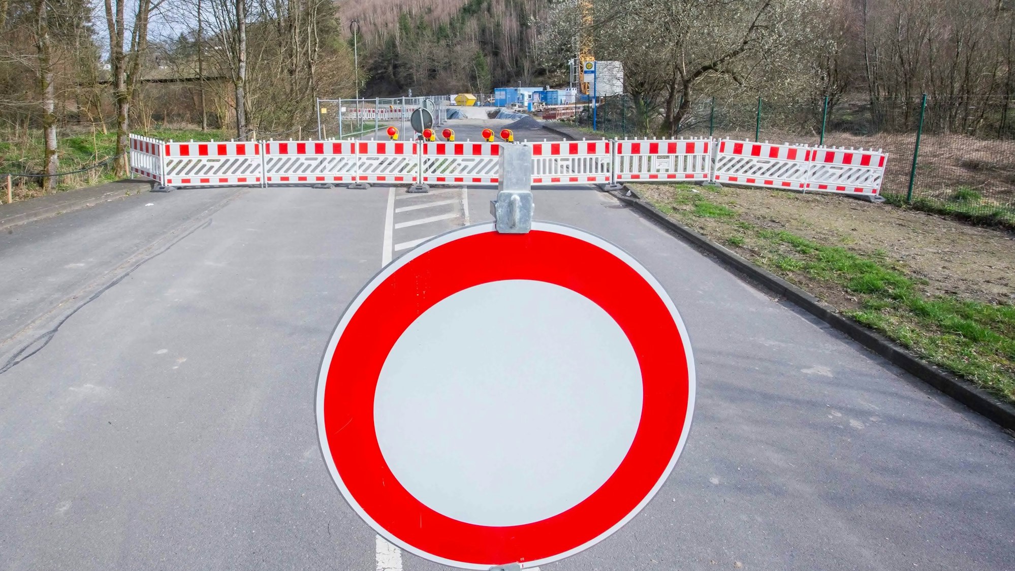 Bild einer Baustelle, gebaut wird eine neue Brücke.