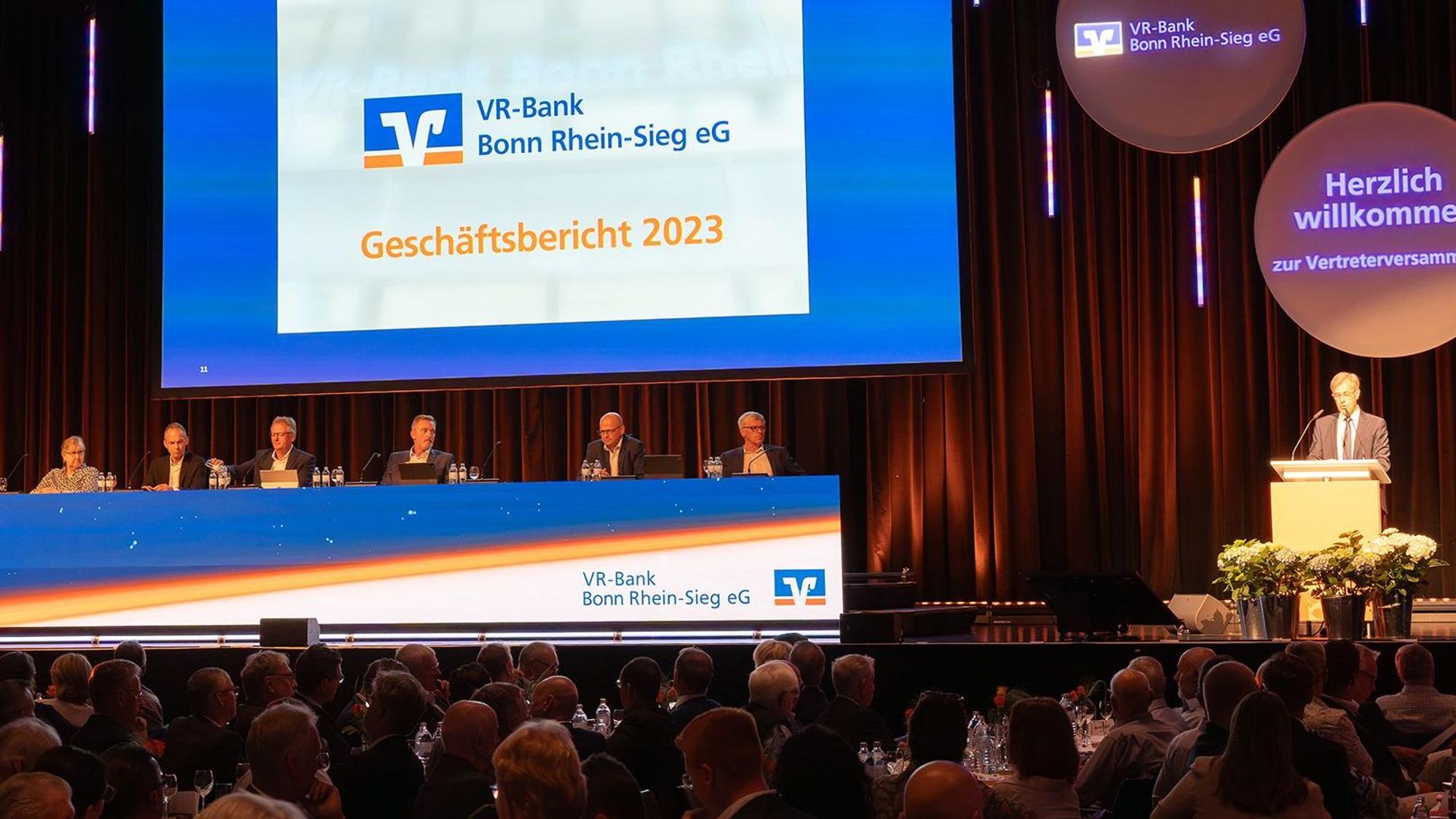 Einstimmig votierte die Vertreterversammlung der VR-Bank Bonn Rhein-Sieg für die Fusion mit der Raiffeisenbank Voreifel.