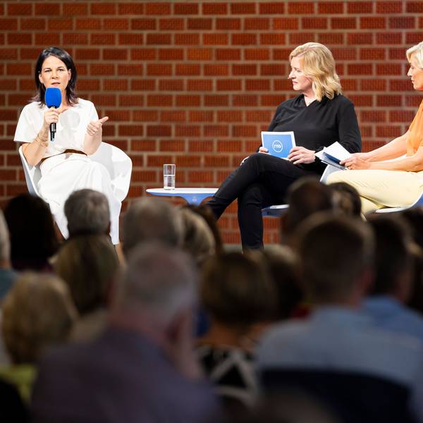 Annalena Baerbock (l-r, Bündnis90/Die Grünen), spricht beim Talkformat „RND vor Ort“ vom Redaktionsnetzwerk Deutschland. Daneben sitzen Eva Quadbeck, Chefredakteurin und Leiterin des Hauptstadtbüros vom Redaktionsnetzwerk Deutschland (RND), und Susanne Stichler, Journalistin und Moderatorin beim Norddeutschen Rundfunk (NDR), welche den Talk moderieren.