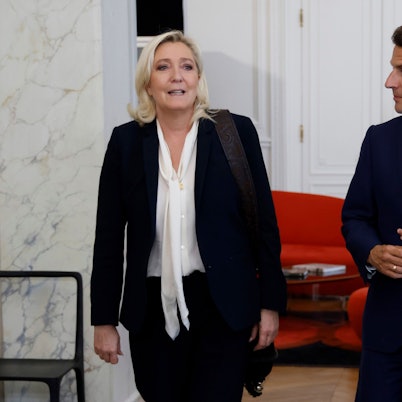 Der französische Präsident Emmanuel Macron (r), als er Marine Le Pen (l) 2022 im Élysée-Palast empfing. Macron besiegte Le Pen 2017 und 2022 bei den Präsidentschaftswahlen. (Archivbild)