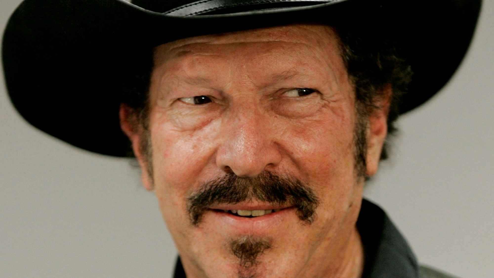 ARCHIV - 07.11.2006, USA, Austin: Kinky Friedman, US-amerikanischer Country-Sänger, Satiriker, Autor und Aktivist. Friedman ist im Kreise seiner Familie und Freunde auf der Echo Hill Ranch im Norden der texanischen Stadt Kerrville im Alter von 79 Jahren gestorben.