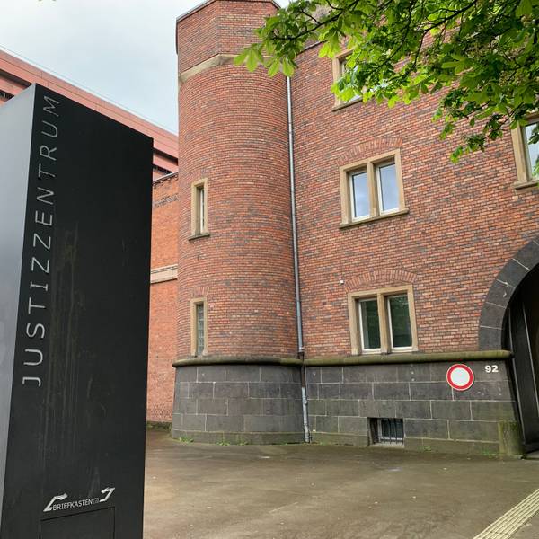 Der Eingang des Justizzentrums Aachen.
