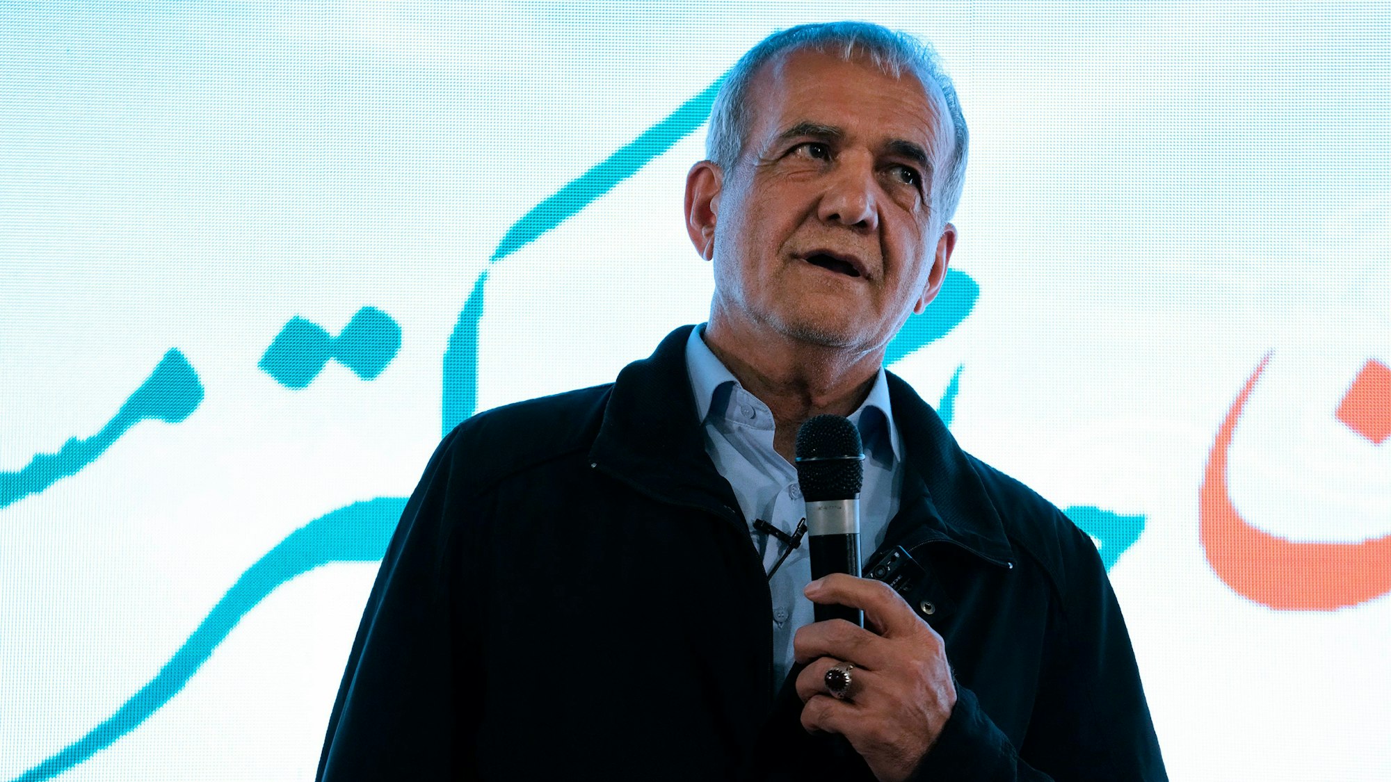 Massud Peseschkian, moderater Kandidat für die iranische Präsidentschaft, spricht bei einer Wahlkampfveranstaltung. (Archivbild)