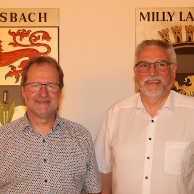 Der nach 30 Jahren scheidende Schulleiter Jürgen Greis (rechts) von der Leonardo-da-Vinci-Sekundarschule mit seinem designierten Nachfolger Holger Engelbert im Ratssaal der Gemeinde Morsbach.