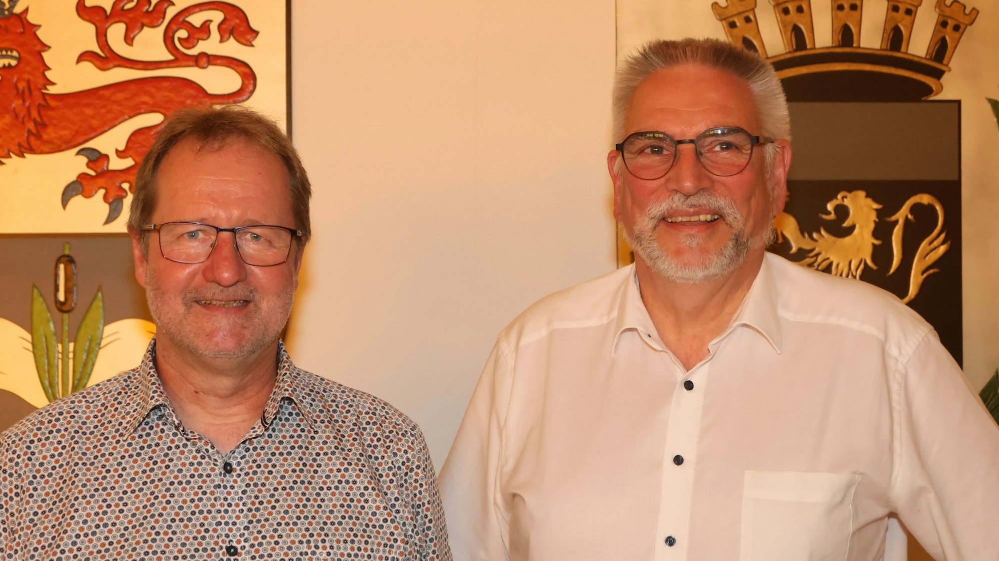 Der nach 30 Jahren scheidende Schulleiter Jürgen Greis (rechts) von der Leonardo-da-Vinci-Sekundarschule mit seinem designierten Nachfolger Holger Engelbert im Ratssaal der Gemeinde Morsbach.