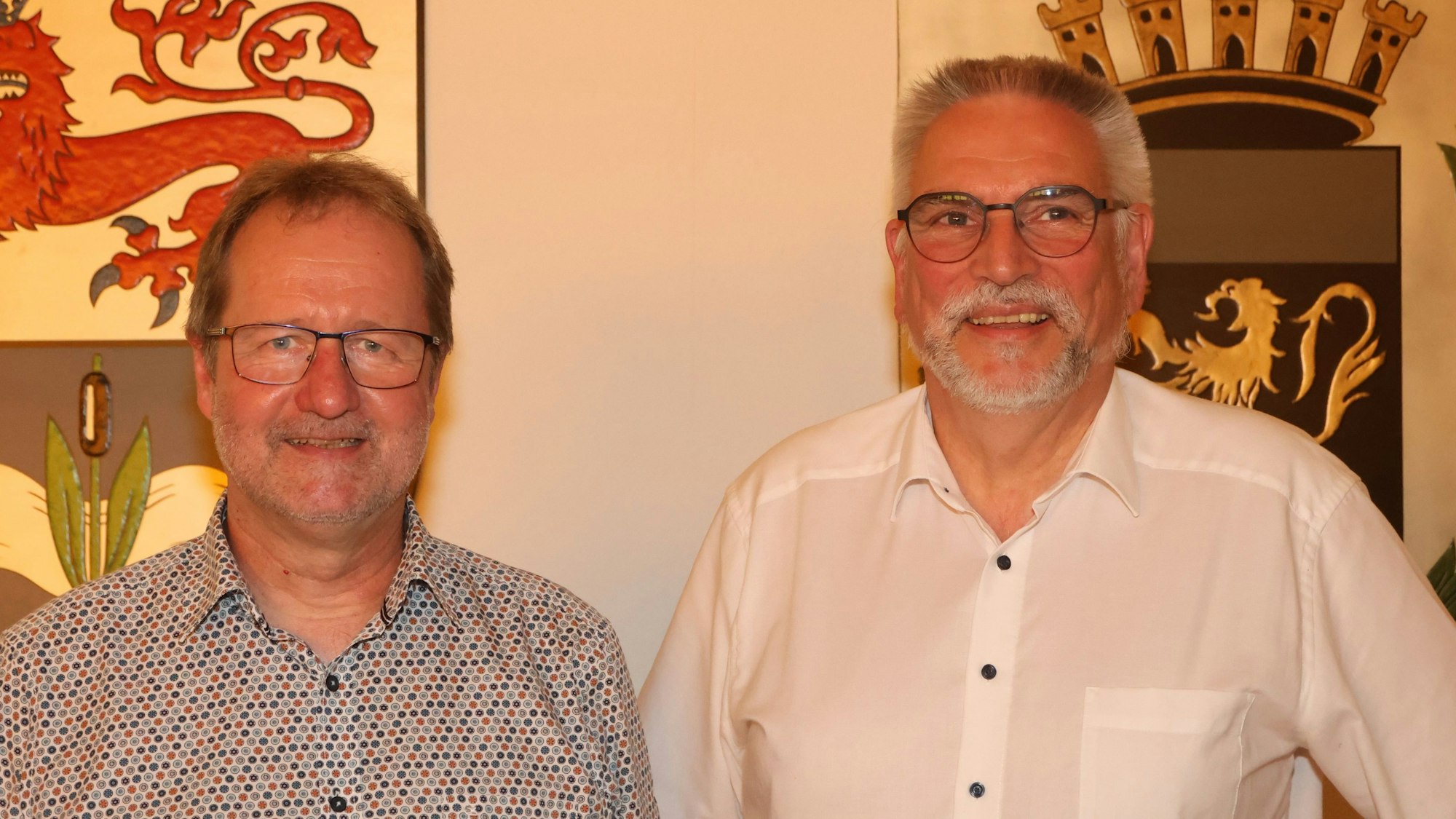 Der nach 30 Jahren scheidende Schulleiter Jürgen Greis (rechts) von der Leonardo-da-Vinci-Sekundarschule mit seinem designierten Nachfolger Holger Engelbert im Ratssaal der Gemeinde Morsbach.