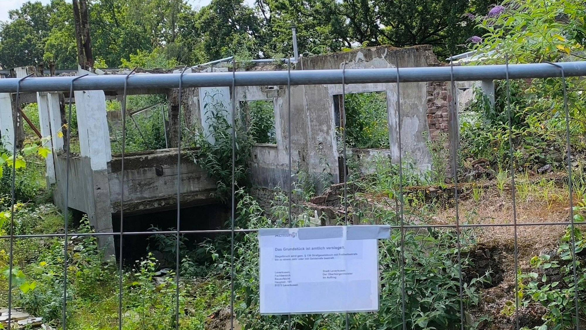 Dieser halbfertige Abbruch eines Hauses in Leverkusen-Schlebusch ähnelt mehr einer Ruine als einer Baustelle.