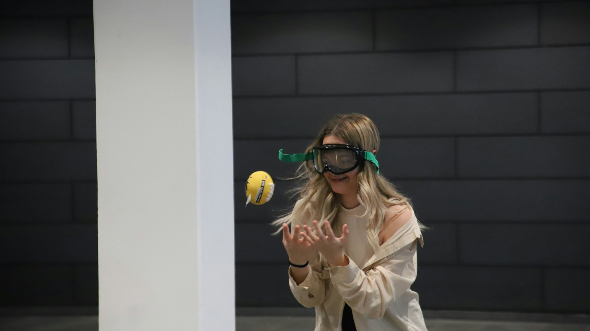Die Rauschbrille simuliert den Zustand bei einem Alkoholpegel von 0,8 Promille, eine Schülerin probiert einen Ball zu fangen.