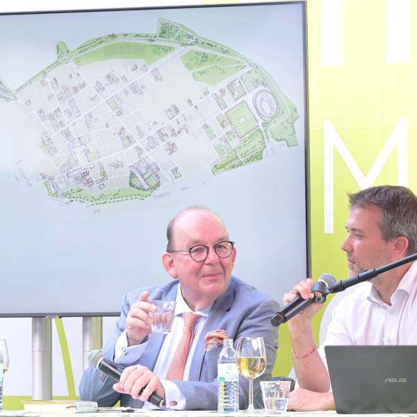 Auf der Bühne bei „Literatur am Dom“: Literaturkritiker Denis Scheck und der Archäologe Gabriel Zuchtriegel sprechen über den „Zauber des Untergangs“.