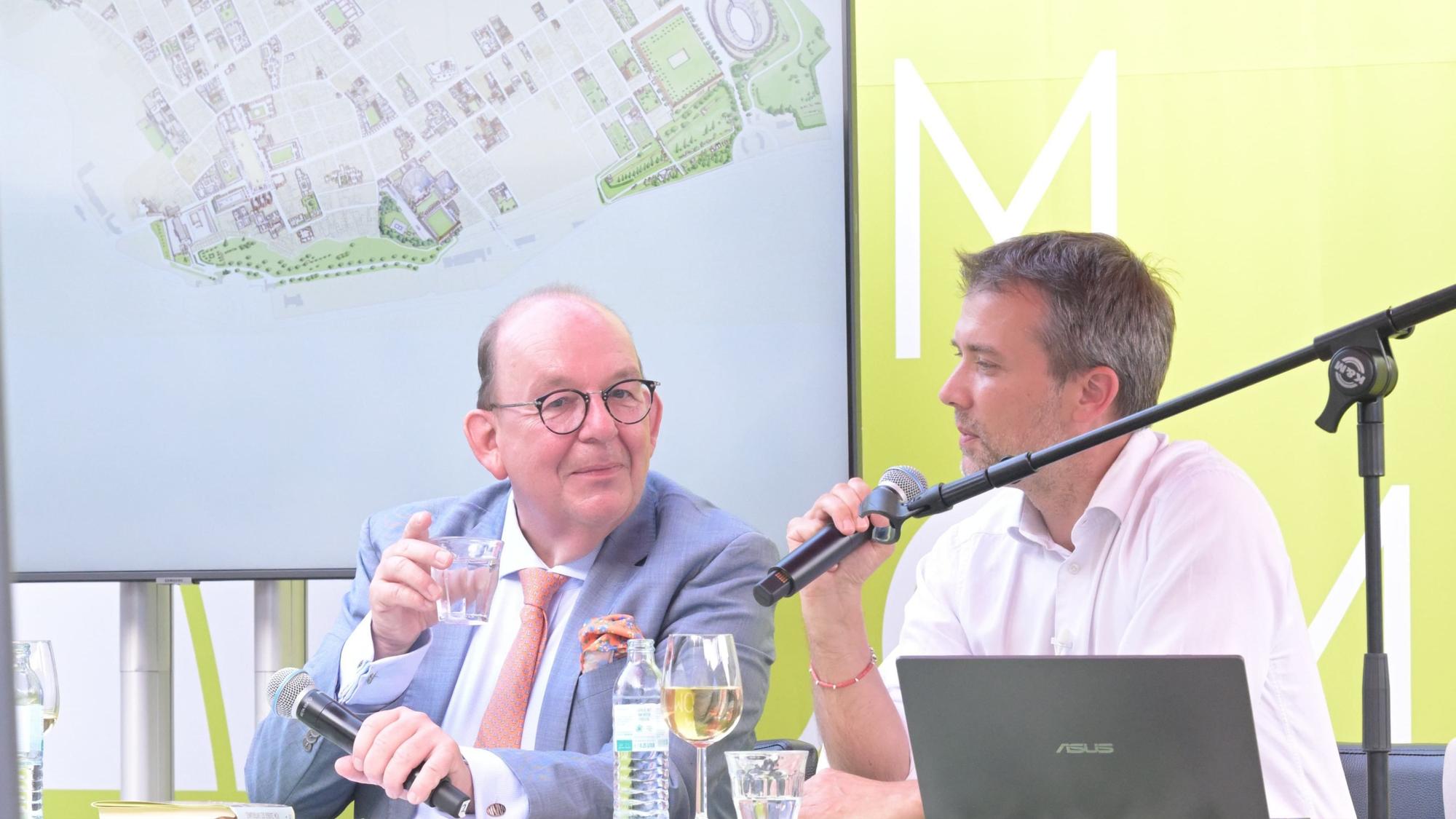 Auf der Bühne bei „Literatur am Dom“: Literaturkritiker Denis Scheck und der Archäologe Gabriel Zuchtriegel sprechen über den „Zauber des Untergangs“.