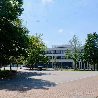 Der Platz am Jugendzentrum Weiden und Georg-Büchner-Gymnasium soll künftig Helga-Schlapka-Platz heißen.