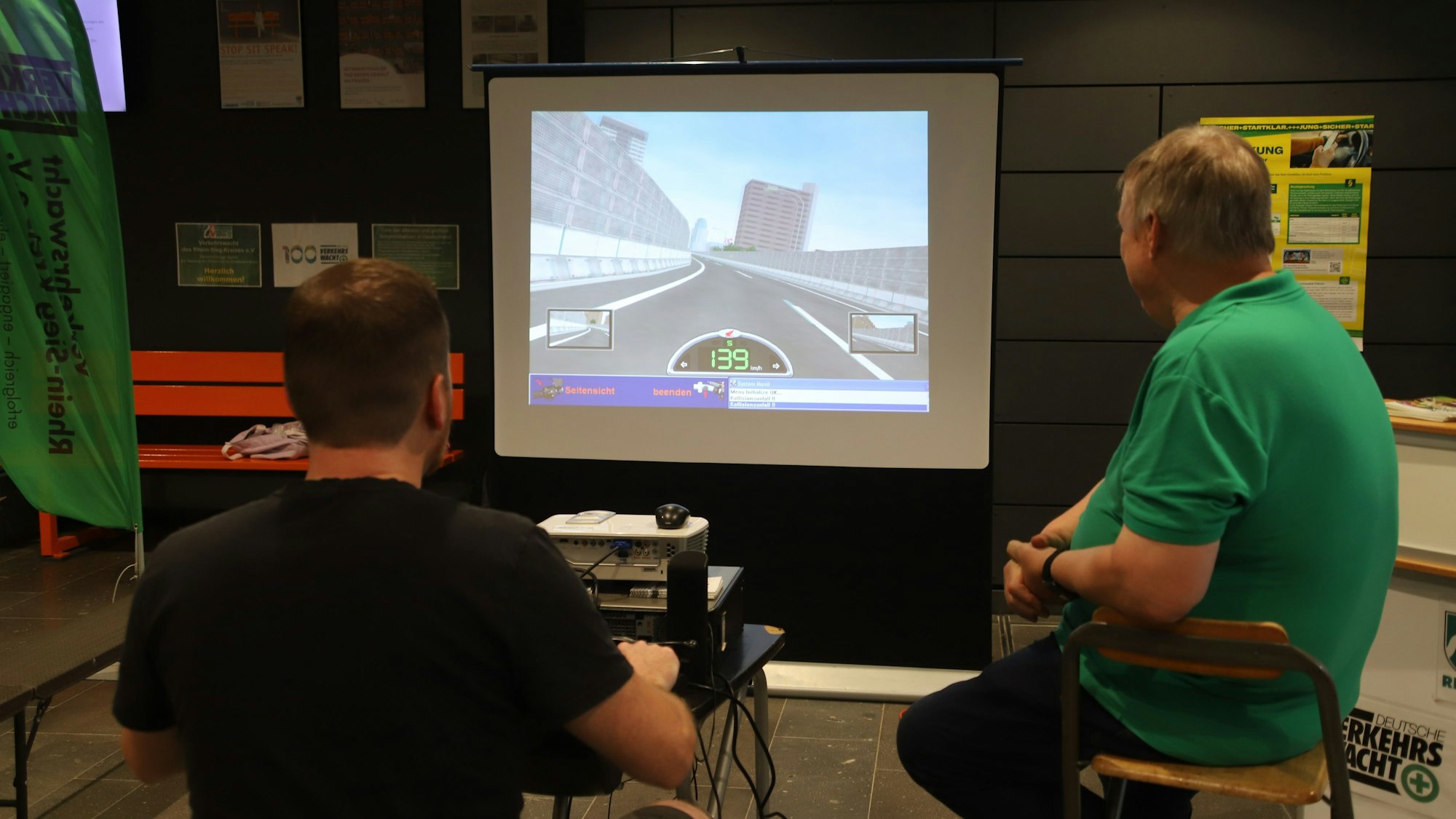 Ein Schüler sitzt am Steuer des Motorradsimulators..