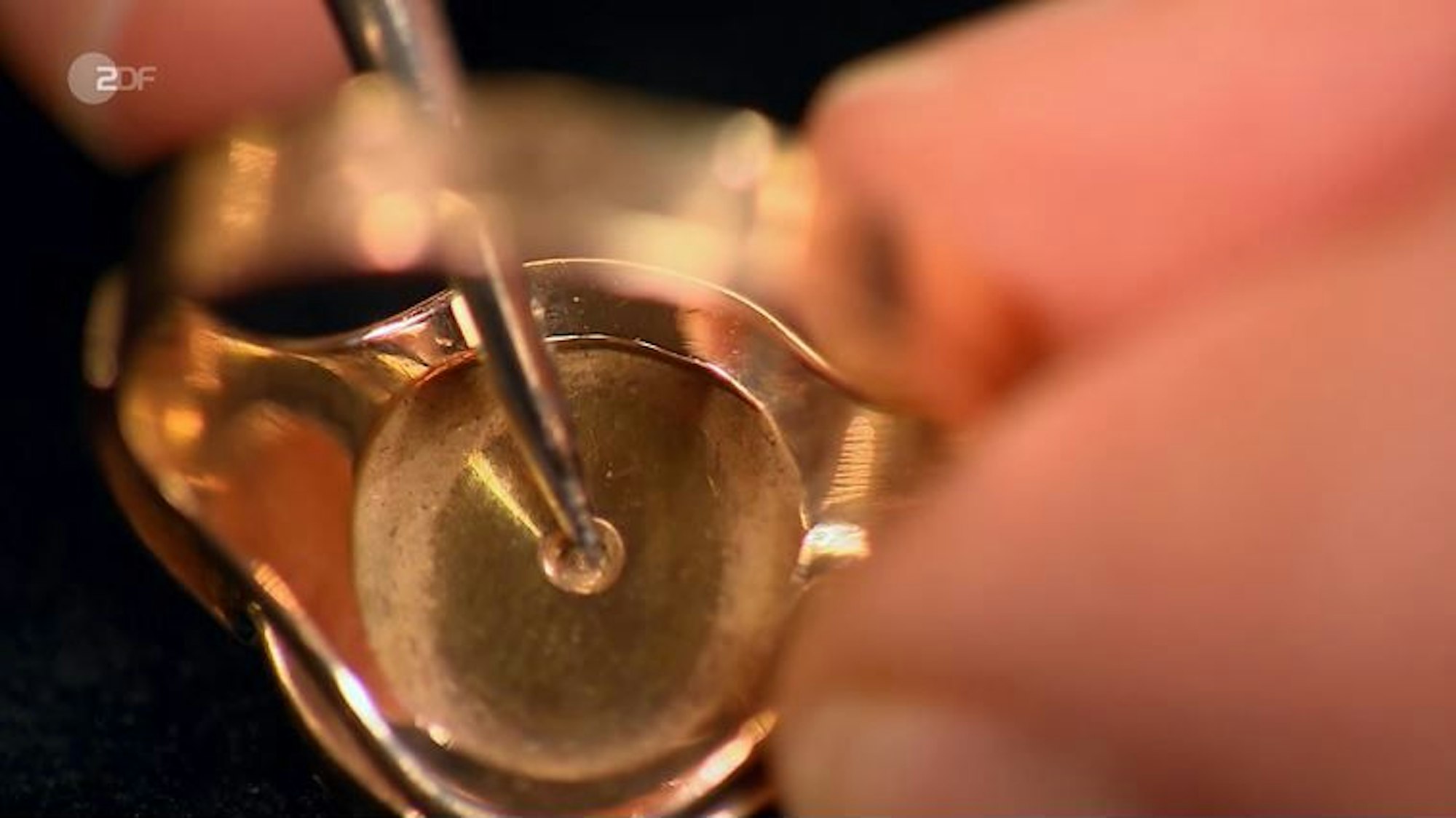 „Bares für Rares“-Expertin Heide Rezepa-Zabel deutet auf das Loch auf der Unterseite des Rings.