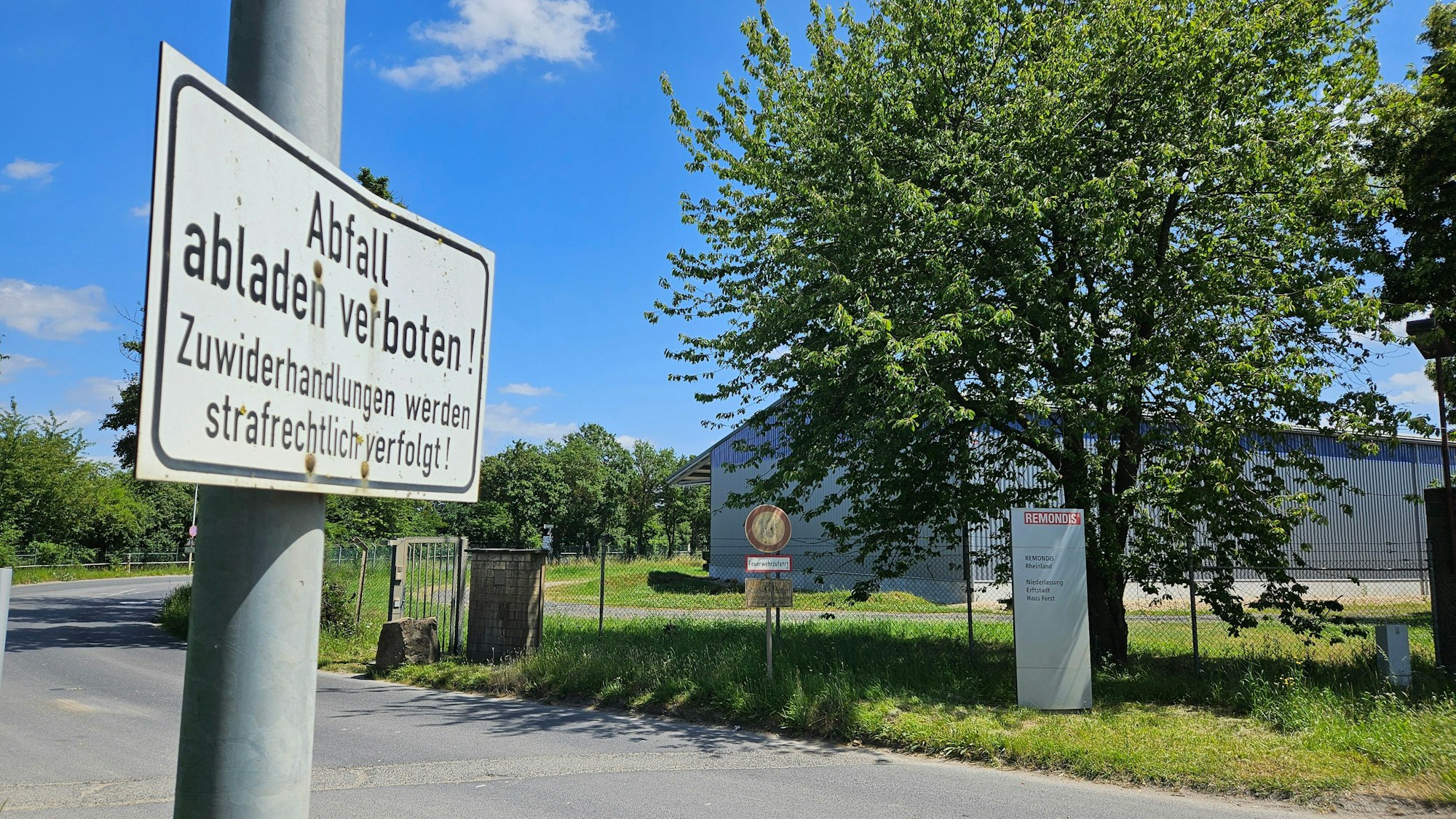 Ein Schild weist darauf hin, dass an dieser Stelle kein Abfall abgeladen werden darf.