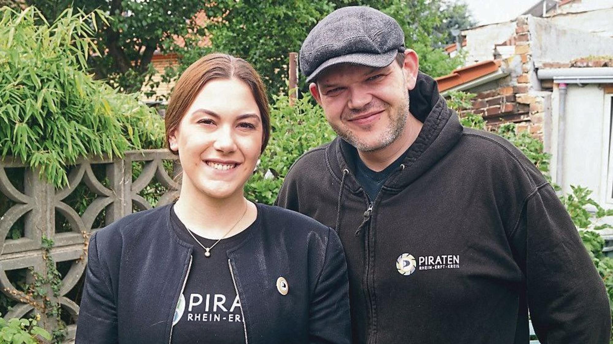 Auf dem Foto sind Alessa Flohe und Jannis Milios von der Piraten-Partei zu sehen.